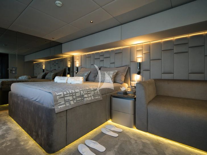 FELICITA Sunreef 80 - master cabin bed and seating FELICITA Sunreef 80 - master cabin bed and seating