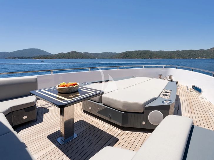 FERRO 77 Delta Marine 25m - foredeck lounge and sunbathing area FERRO 77 Delta Marine 25m - foredeck lounge and sunbathing area