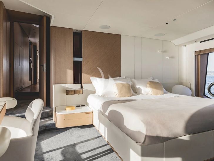 FIRST HORIZON Azimut Grande 26M - master cabin bed FIRST HORIZON Azimut Grande 26M - master cabin bed