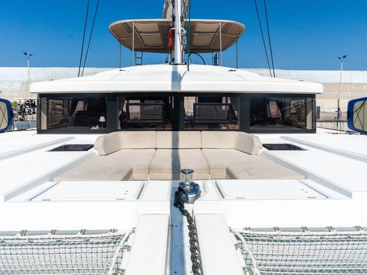 FICHISSIMO Lagoon 52F - foredeck sunbathing area FICHISSIMO Lagoon 52F - foredeck sunbathing area