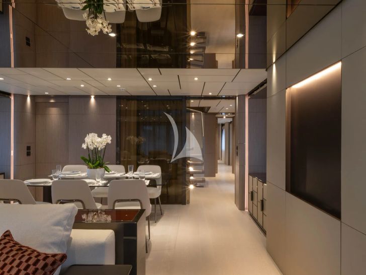 FIFI Custom Line Navetta 33 - dining area FIFI Custom Line Navetta 33 - dining area