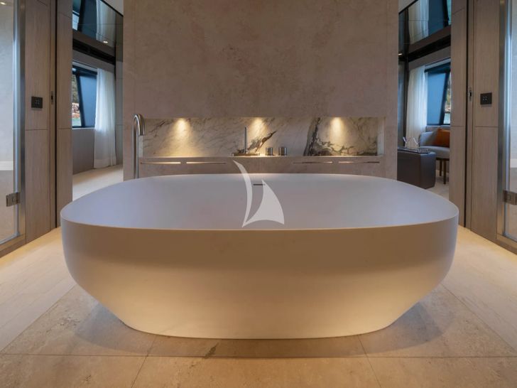 FIFI Custom Line Navetta 33 - master cabin bath tub FIFI Custom Line Navetta 33 - master cabin bath tub