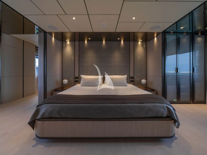 FIFI Custom Line Navetta 33 - master cabin bed FIFI Custom Line Navetta 33 - master cabin bed