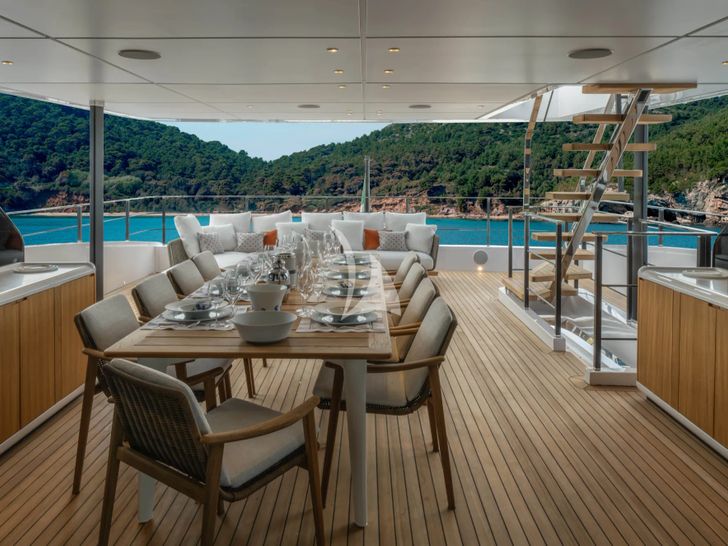 FIFI Custom Line Navetta 33 - sky deck alfresco dining area FIFI Custom Line Navetta 33 - sky deck alfresco dining area