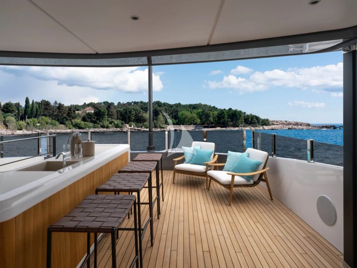 FIFI Custom Line Navetta 33 - sun deck bar FIFI Custom Line Navetta 33 - sun deck bar