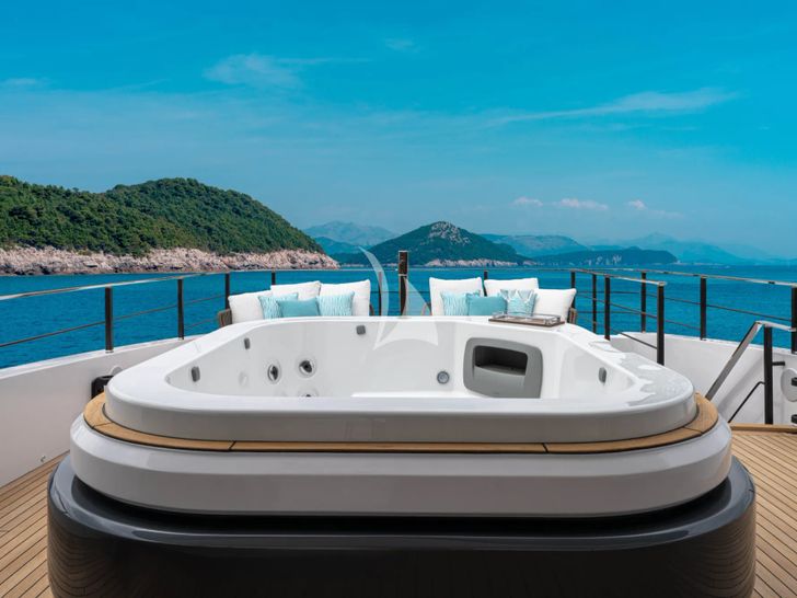 FIFI Custom Line Navetta 33 - sundeck jacuzzi FIFI Custom Line Navetta 33 - sundeck jacuzzi