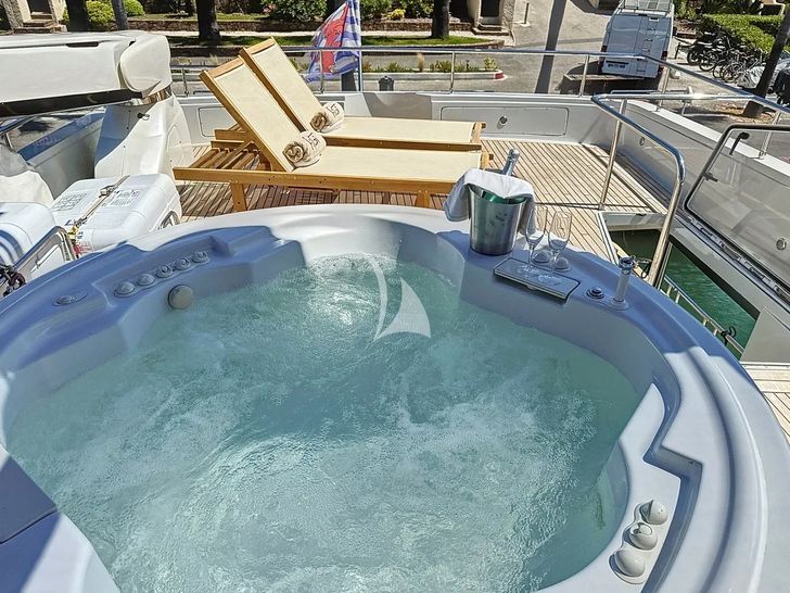 FIGI Couach 2800 Long Range - jacuzzi close up FIGI Couach 2800 Long Range - jacuzzi close up