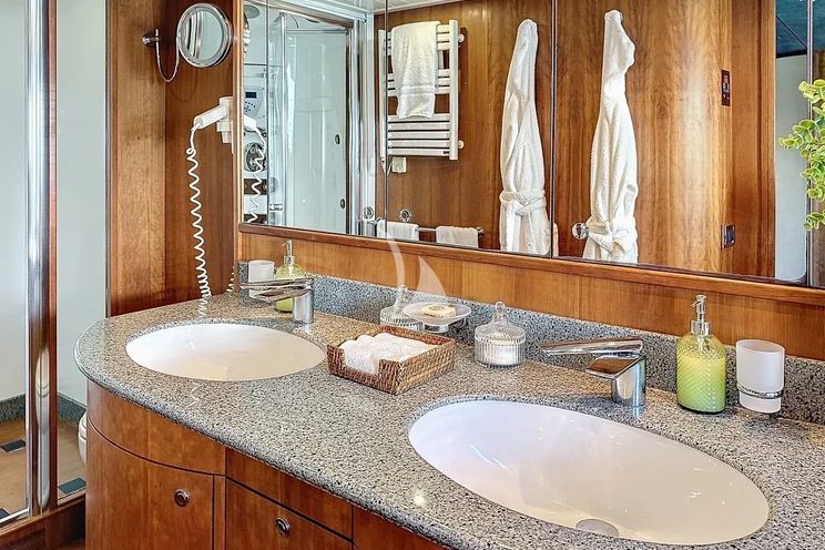 Charter Yacht FIGI - Couach 2800 Long Range - 4 Cabins - St Tropez - Cannes - Antibes - Nice - Monaco - French Riviera