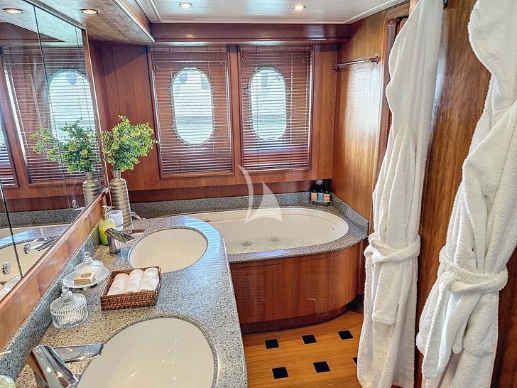 FIGI Couach 2800 Long Range - master cabin bathroom FIGI Couach 2800 Long Range - master cabin bathroom