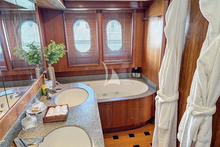 Charter Yacht FIGI - Couach 2800 Long Range - 4 Cabins - St Tropez - Cannes - Antibes - Nice - Monaco - French Riviera