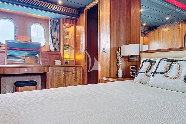 Charter Yacht FIGI - Couach 2800 Long Range - 4 Cabins - St Tropez - Cannes - Antibes - Nice - Monaco - French Riviera