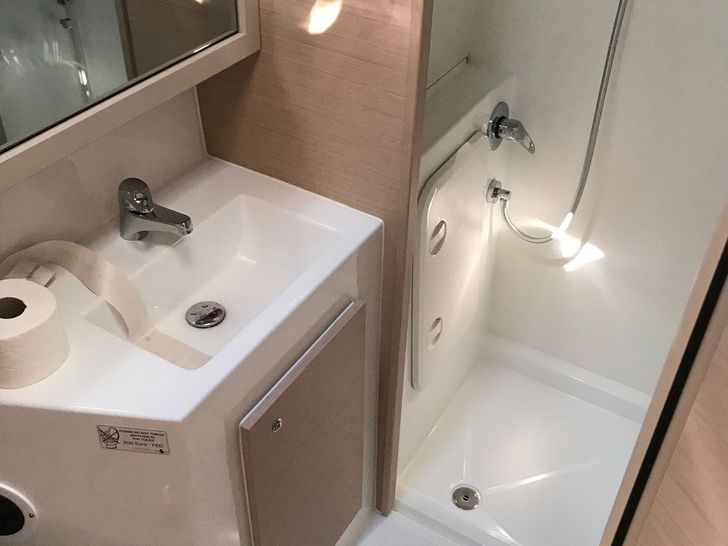 FIND US Lagoon 42 - VIP cabin 1 bathroom FIND US Lagoon 42 - VIP cabin 1 bathroom