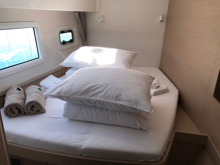 FIND US Lagoon 42 - VIP cabin 1 FIND US Lagoon 42 - VIP cabin 1