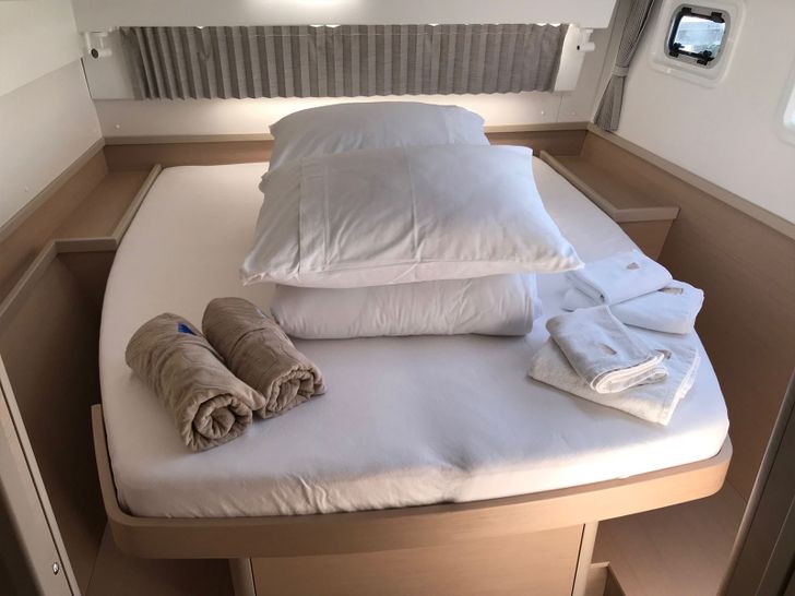 FIND US Lagoon 42 - VIP cabin 2 FIND US Lagoon 42 - VIP cabin 2