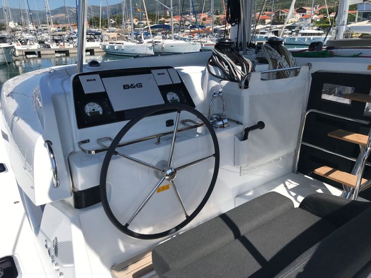 FIND US Lagoon 42 - flybridge controls FIND US Lagoon 42 - flybridge controls