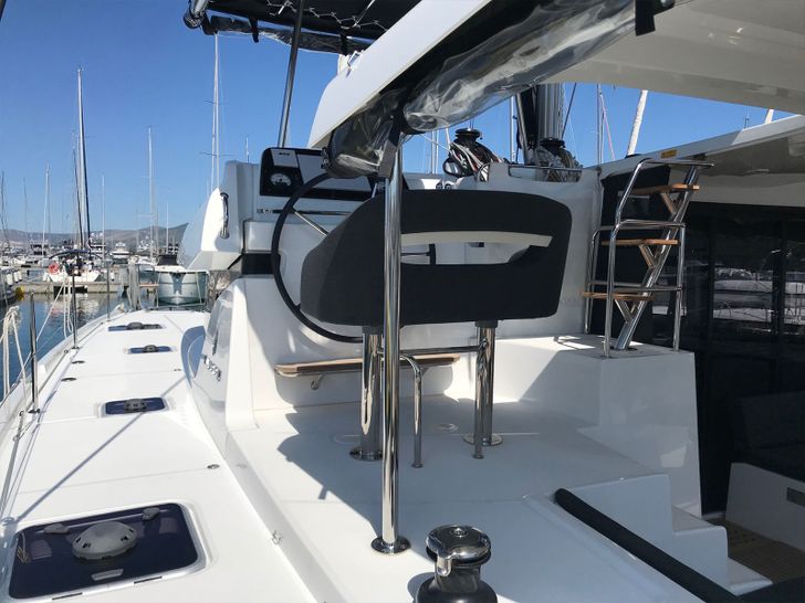 FIND US Lagoon 42 - flybridge helm FIND US Lagoon 42 - flybridge helm