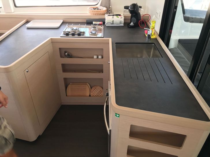 FIND US Lagoon 42 - galley FIND US Lagoon 42 - galley