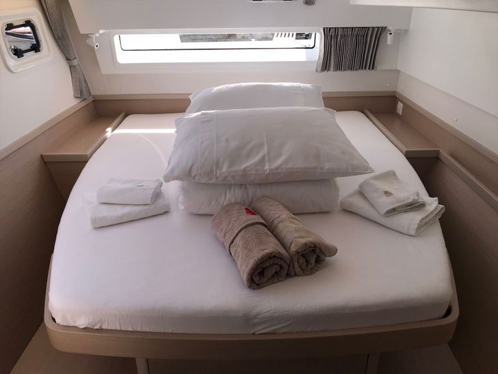 FIND US Lagoon 42 - master cabin bed FIND US Lagoon 42 - master cabin bed