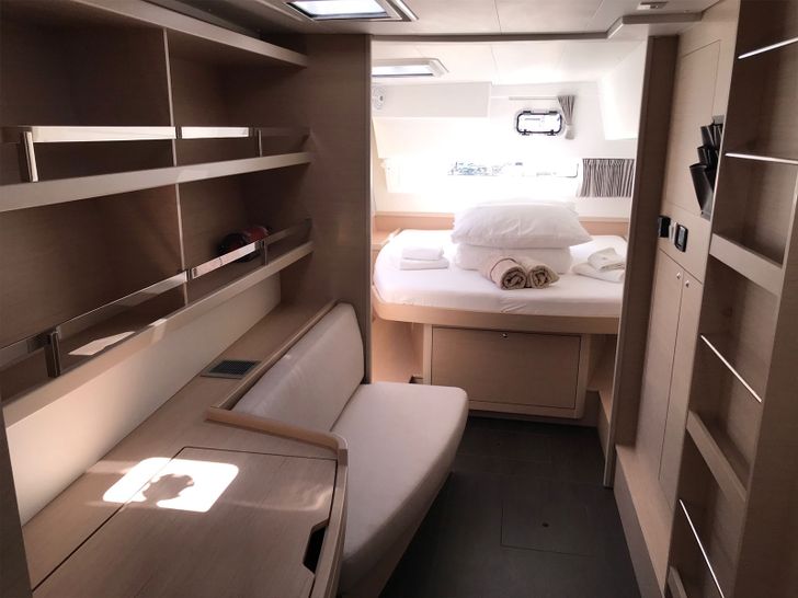 FIND US Lagoon 42 - master cabin FIND US Lagoon 42 - master cabin