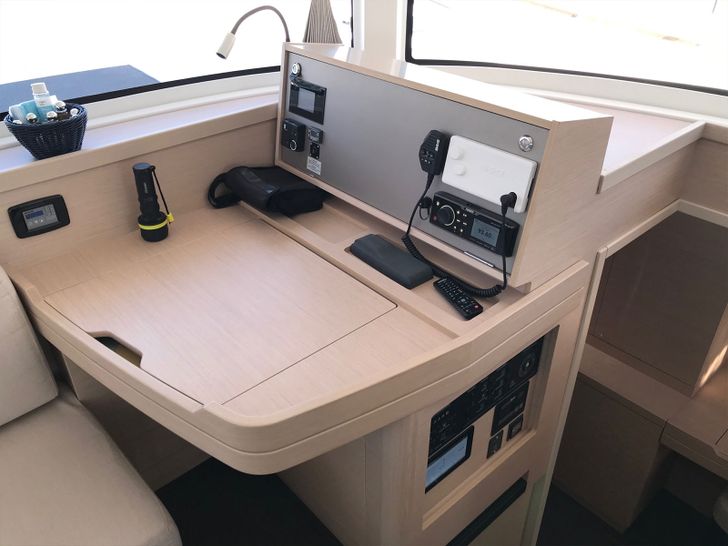 FIND US Lagoon 42 - navigation center FIND US Lagoon 42 - navigation center