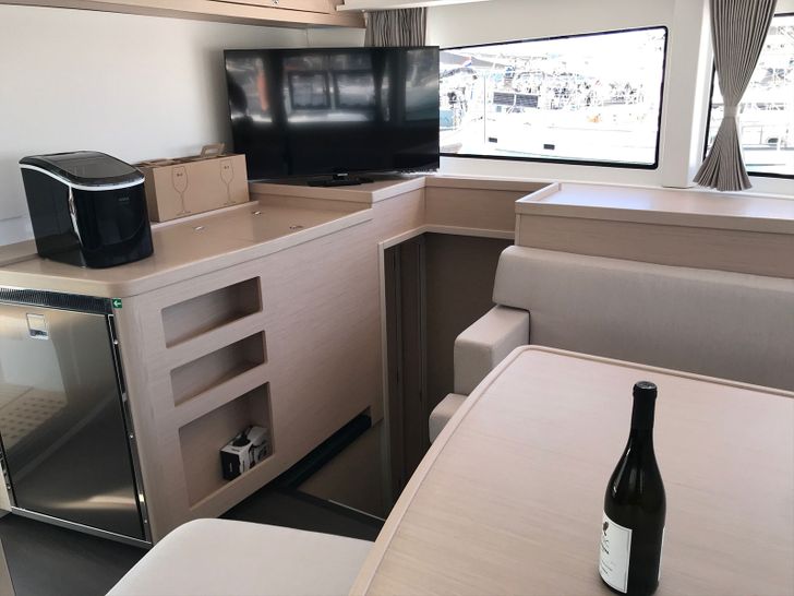 FIND US Lagoon 42 - saloon TV FIND US Lagoon 42 - saloon TV