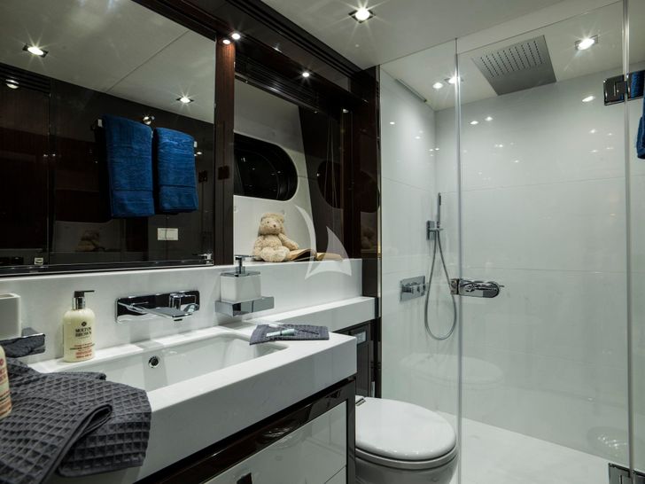 FLEUR Sunseeker 116 - VIP cabin 1 bathroom FLEUR Sunseeker 116 - VIP cabin 1 bathroom
