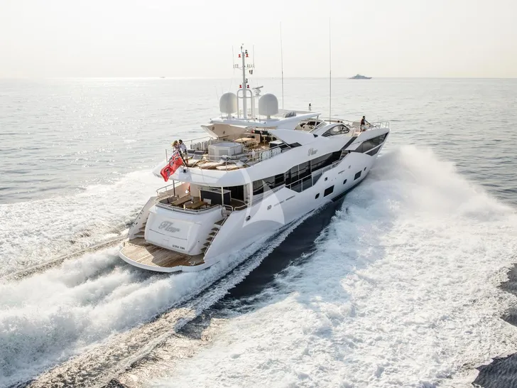 FLEUR Sunseeker 116 - cruising stern view FLEUR Sunseeker 116 - cruising stern view