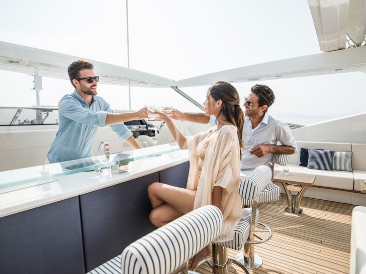 FLEUR Sunseeker 116 - flybridge bar area FLEUR Sunseeker 116 - flybridge bar area
