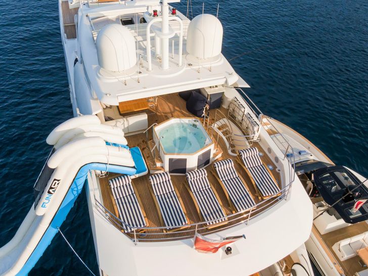 FLEUR Sunseeker 116 - flybridge jacuzzi and sun beds FLEUR Sunseeker 116 - flybridge jacuzzi and sun beds
