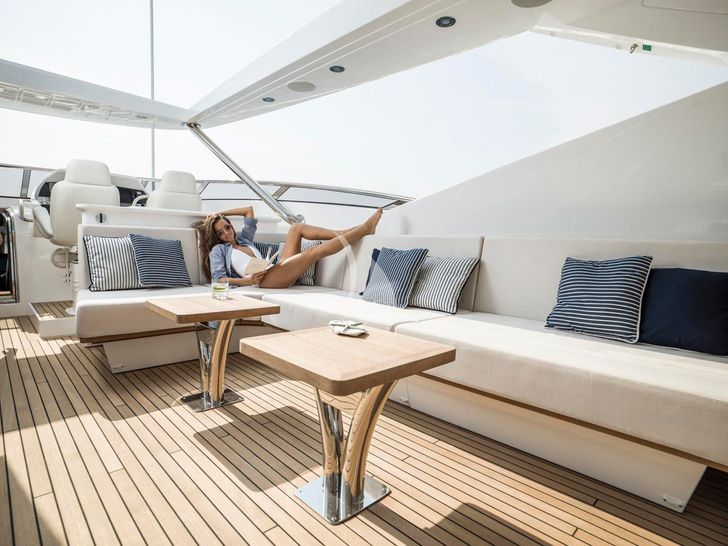 FLEUR Sunseeker 116 flybridge seating area