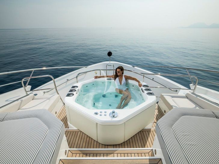 FLEUR Sunseeker 116 foredeck jacuzzi