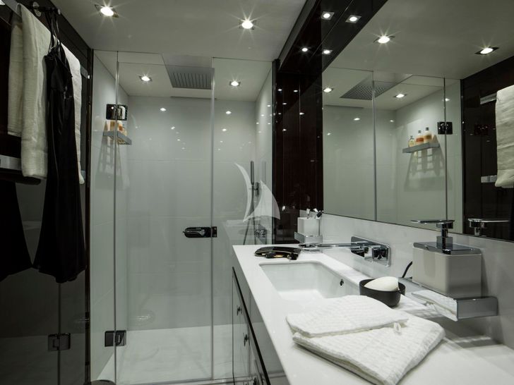 FLEUR Sunseeker 116 - twin cabin bathroom FLEUR Sunseeker 116 - twin cabin bathroom