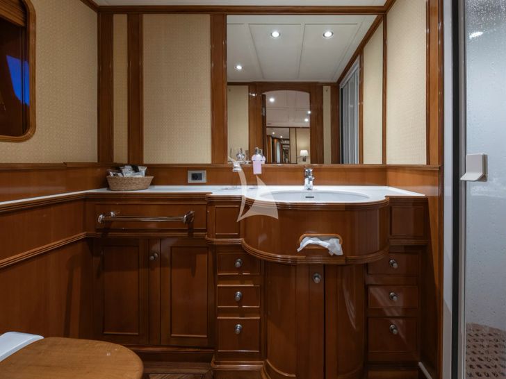 FONERS Izar 43m - master cabin bathroom FONERS Izar 43m - master cabin bathroom