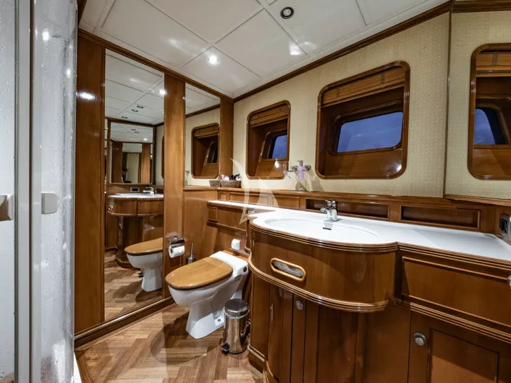FONERS Izar 43m - twin cabin bathroom FONERS Izar 43m - twin cabin bathroom