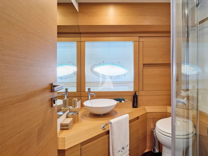 FOR EVER Pershing 80 - VIP cabin bathroom FOR EVER Pershing 80 - VIP cabin bathroom