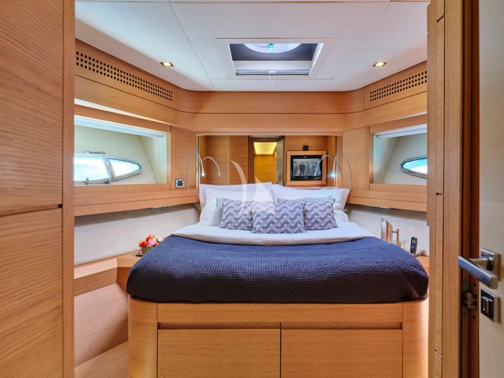 FOR EVER Pershing 80 - VIP cabin bed FOR EVER Pershing 80 - VIP cabin bed
