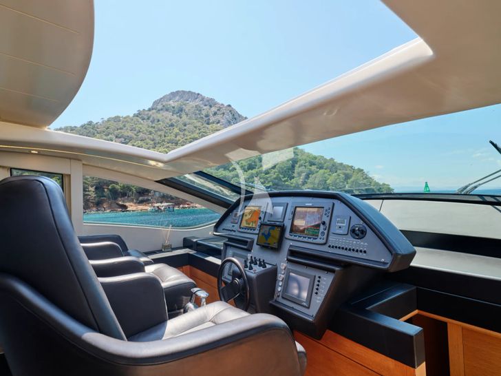 FOR EVER Pershing 80 - cockpit FOR EVER Pershing 80 - cockpit