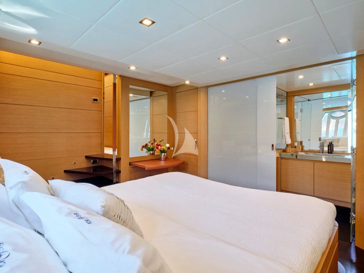 FOR EVER Pershing 80 - master cabin bed FOR EVER Pershing 80 - master cabin bed