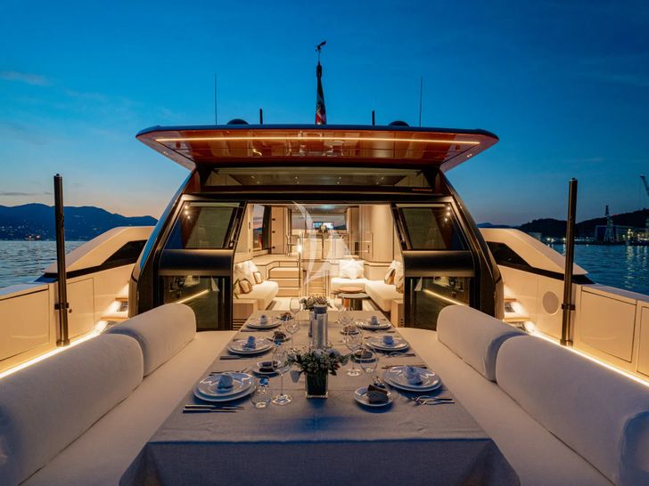 FORZA QUIETA Sanlorenzo SP92 - alfresco dining FORZA QUIETA Sanlorenzo SP92 - alfresco dining