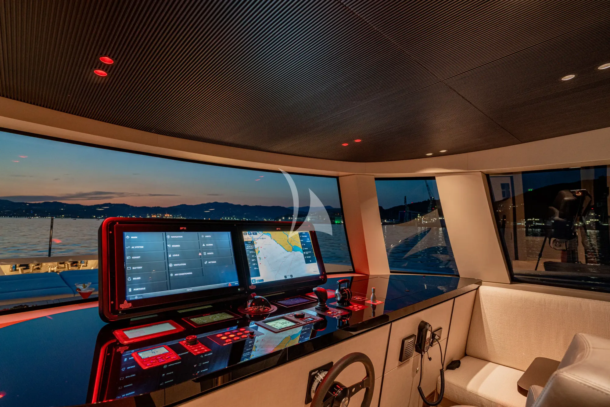 FORZA QUIETA Sanlorenzo SP92 - cockpit