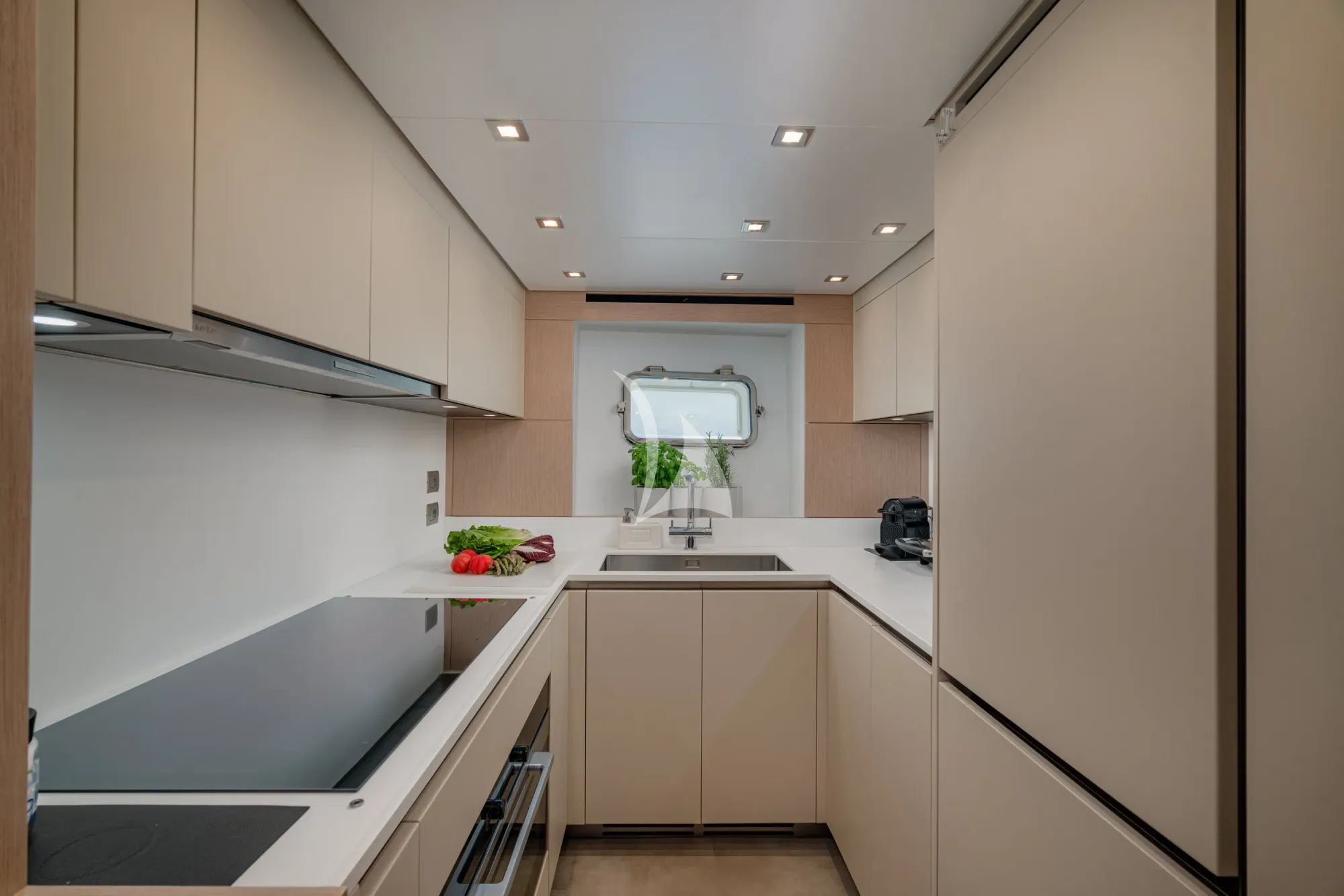 FORZA QUIETA Sanlorenzo SP92 - galley