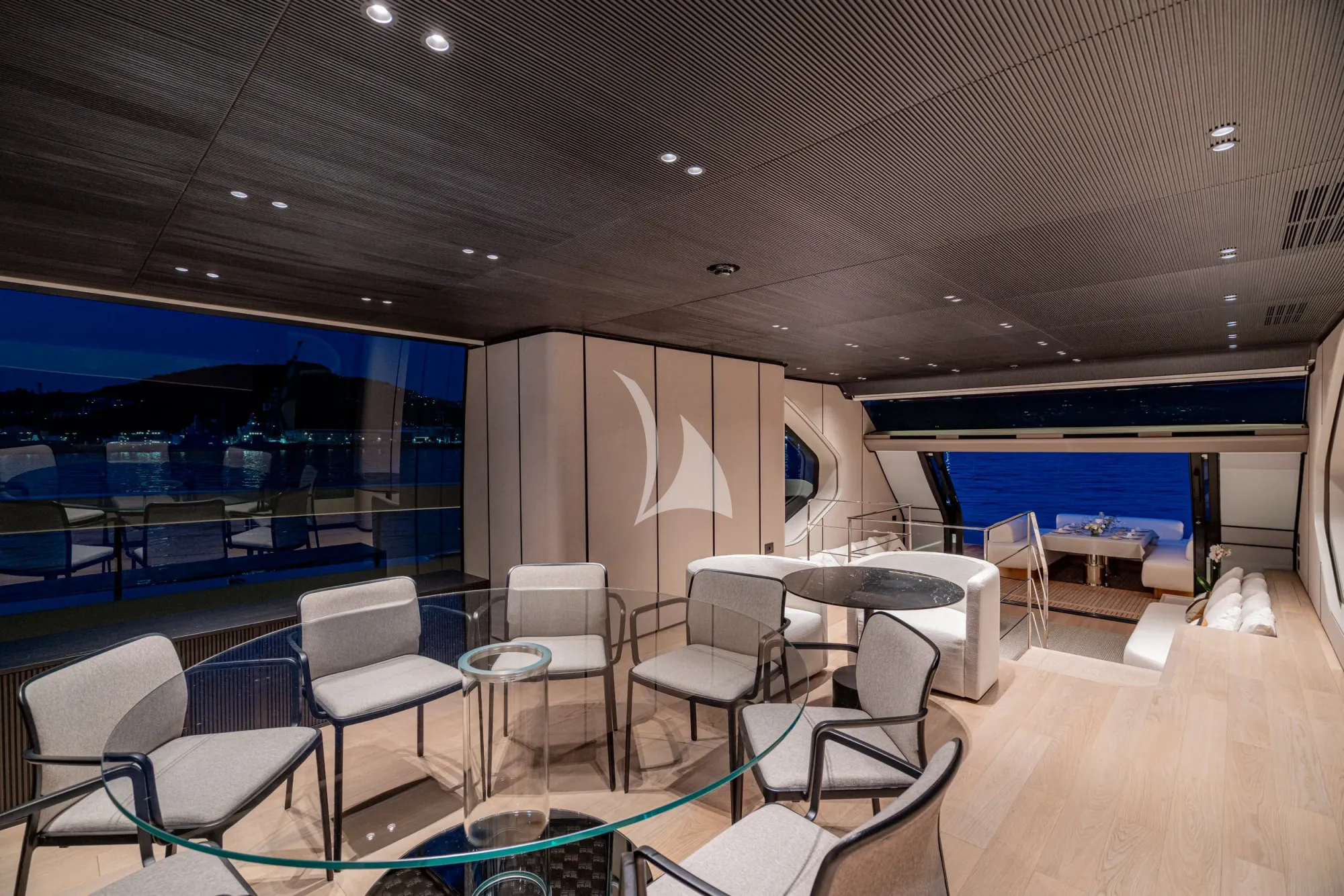 FORZA QUIETA Sanlorenzo SP92 - main dining area