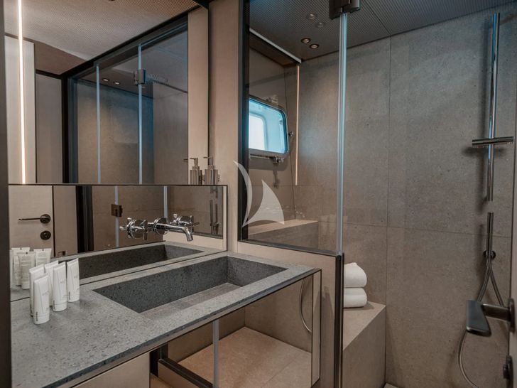 FORZA QUIETA Sanlorenzo SP92 - twin cabin bathroom FORZA QUIETA Sanlorenzo SP92 - twin cabin bathroom