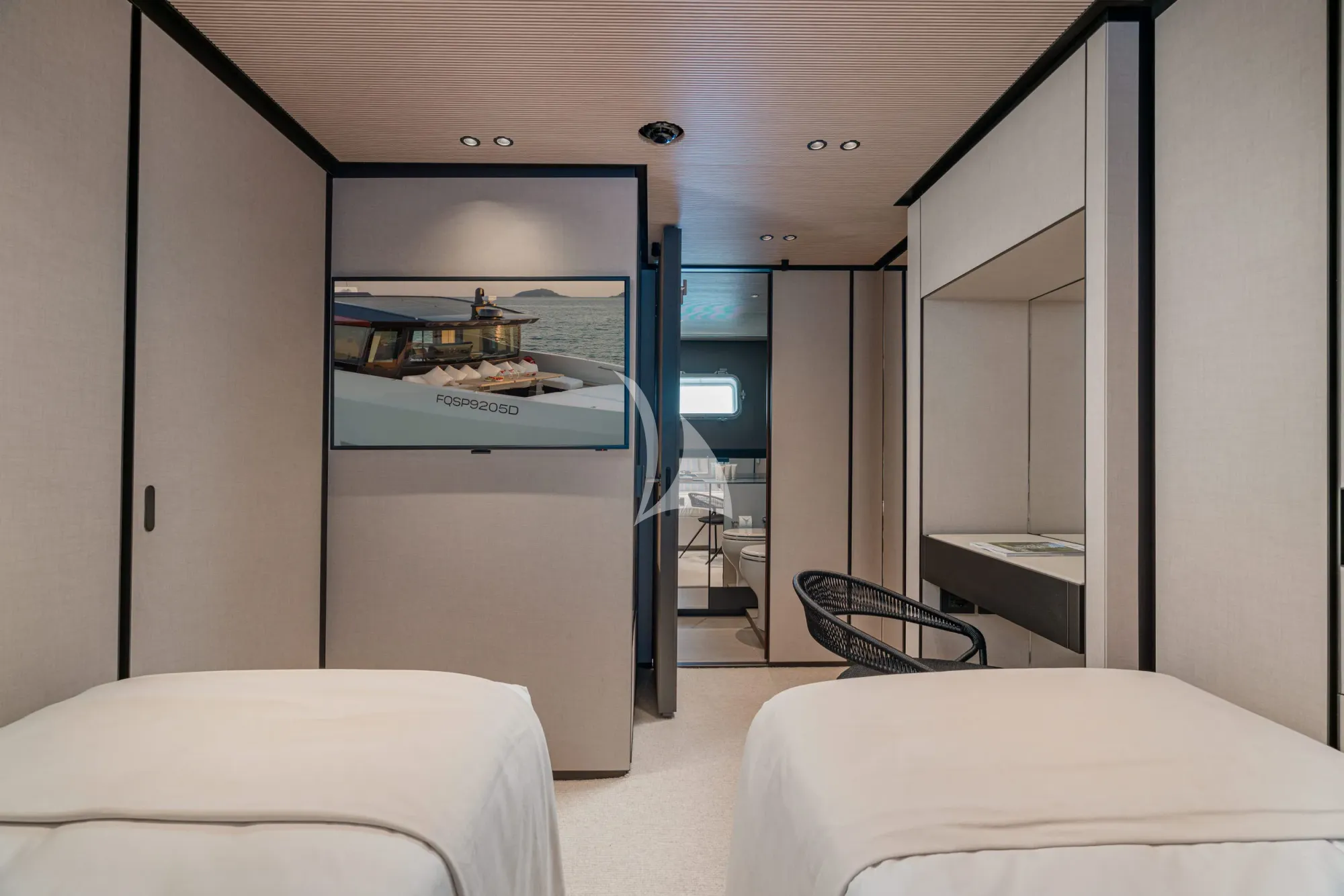 FORZA QUIETA Sanlorenzo SP92 - twin cabin desk and TV