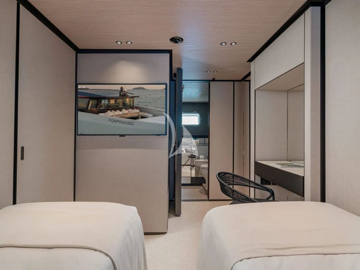 FORZA QUIETA Sanlorenzo SP92 - twin cabin desk and TV FORZA QUIETA Sanlorenzo SP92 - twin cabin desk and TV