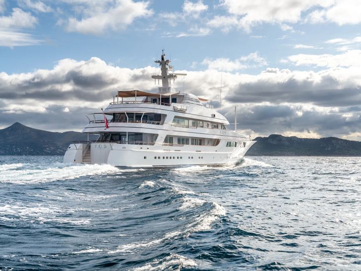 FOS Feadship 62m - cruising aft view FOS Feadship 62m - cruising aft view