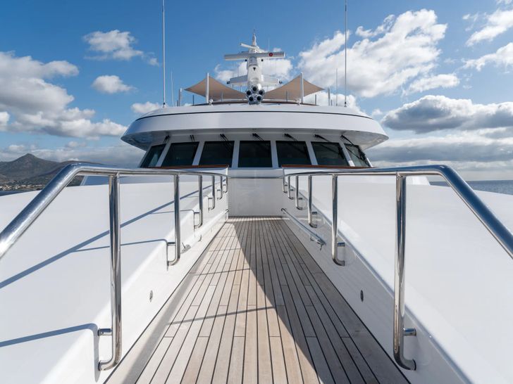 FOS Feadship 62m - foredeck walkway FOS Feadship 62m - foredeck walkway