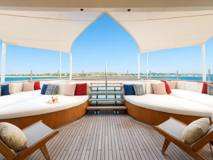 FOS Feadship 62m - sundeck jacuzzi and sunbathing area FOS Feadship 62m - sundeck jacuzzi and sunbathing area