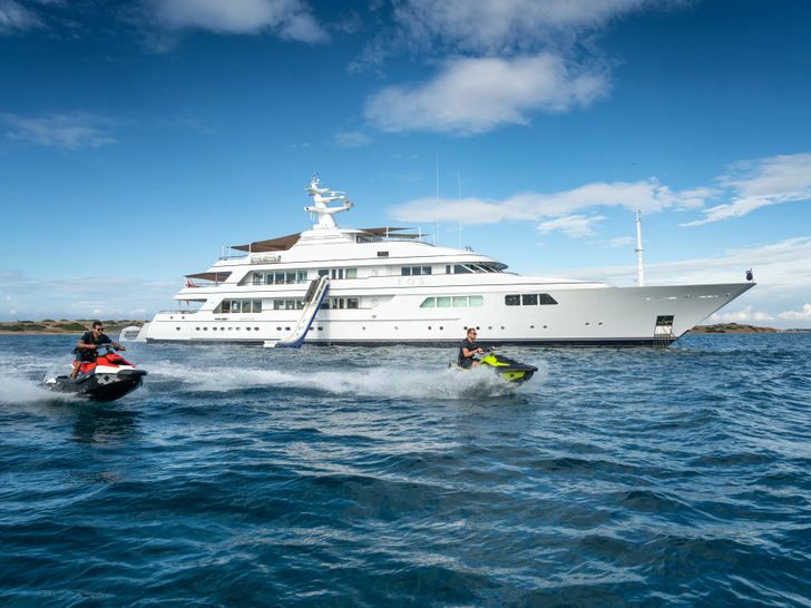 FOS Feadship 62m - with the jet skis FOS Feadship 62m - with the jet skis