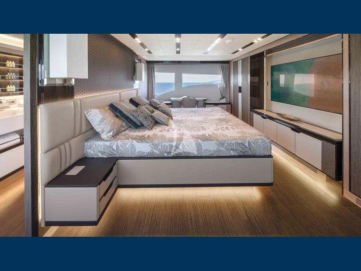FOUR JOYS Maiora 30 master cabin bed and TV
